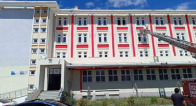 Çiftlik Anadolu İmam Hatip Lisesi'nde örnek davranış: Okul Müdür Yardımcısı binayı kendi boyadı