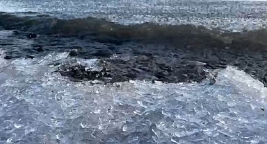 Çıldır Gölü'nde buz kütleleri sahile vurdu