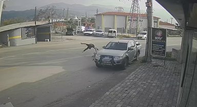 Ciple çarpışan motosikletin sürücüsü metrelerce savruldu