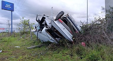 Ciple çarpışan otomobil hurdaya döndü: 1'i ağır 2 yaralı