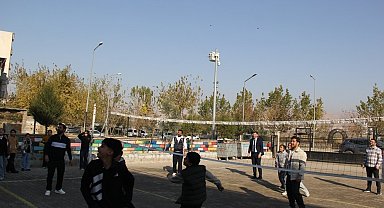 Cizre Milli Eğitim Müdürü İke, öğrencilerle voleybol oynadı