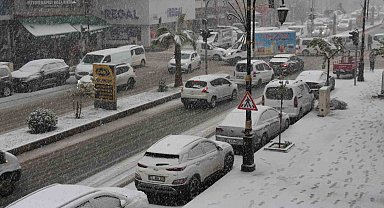 Cizre'de kar yağışı hava ve kara ulaşımını felç etti