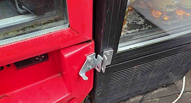 Çocuklar büfenin kilidini çözdü: İşletmeci isyan etti