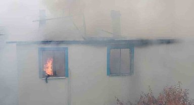 Çorum'da alev alev yanan ev kullanılmaz hale geldi