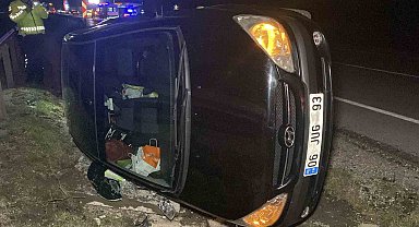 Çorum'da refüje çarpan otomobil yan yattı: 1'i bebek, 3 yaralı