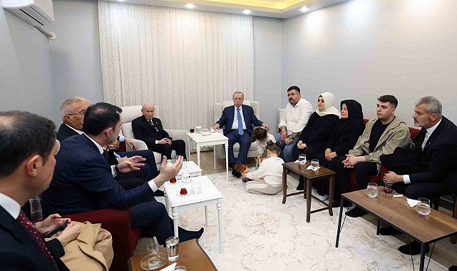 Cumhurbaşkanı Erdoğan, depremzede aileyi yeni yuvasında ziyaret etti