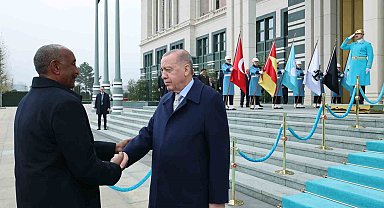 Cumhurbaşkanı Erdoğan, Sudan Egemenlik Konseyi Başkanı el Burhan'ı resmi törenle karşıladı