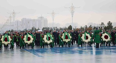 Cumhurbaşkanı Erdoğan, Türkmenistan'da Tarafsızlık Anıtı'na çelenk koyma törenine katıldı