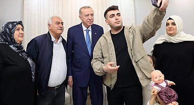 Cumhurbaşkanı Erdoğan'dan depremzede Karakuş ailesine ziyaret