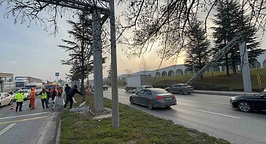 Damperi açık tır PTS direğini devirdi, facia kıl payı atlatıldı