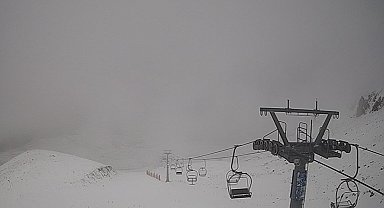 Davraz Kayak Merkezine mevsimin ilk karı düştü bazı noktalarda beyaza bürüdü