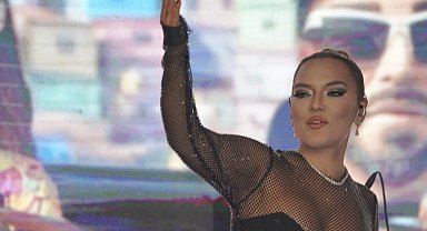 Demet Akalın tarzıyla geceye damga vurdu