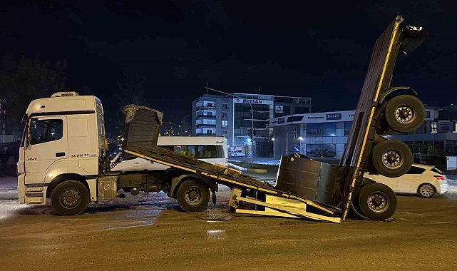 Demir rulo yüklü dorse ortadan ikiye ayrıldı