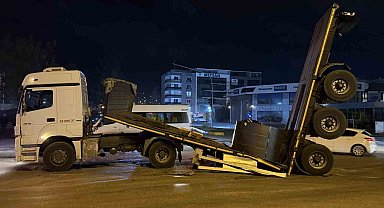 Demir rulo yüklü dorse ortadan ikiye ayrıldı