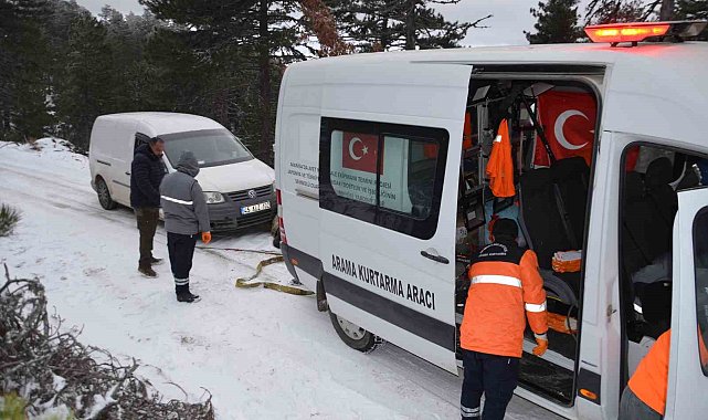 Demirci'de kar nedeniyle yolda mahsur kalan 3 avcı kurtarıldı