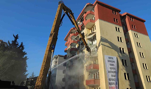 Deprem hazırlıklarının sürdüğü Büyükçekmece'de riskli bir site daha yıkıldı