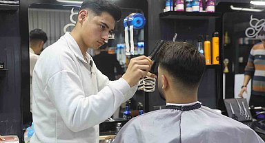 Depreme müşterisinin saçını yıkarken yakalanan kuaförün ustalığını konuşturduğu anlar kamerada