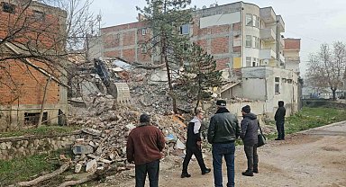 Depremin ardından Sındırgı'da tehlikeli yapılar kaldırılıyor