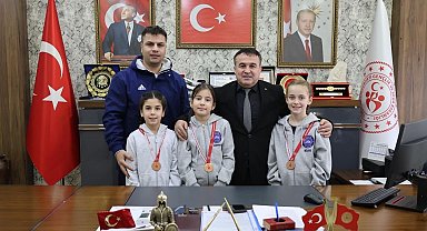 Dereceye giren minik yüzücülerden Bilecik'e gurur