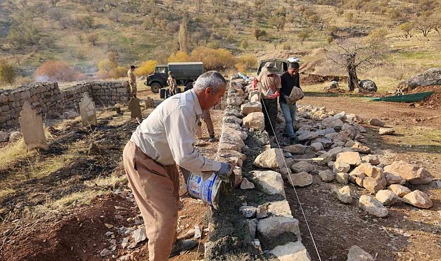 Derecik'te vefa örneği: Şehit mezarlıkları yeniden yapıldı