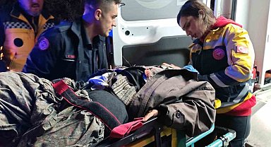 Devrilen traktörün altında kalan kadın yaralandı