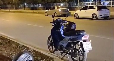 Direksiyon hakimiyetini kaybedip refüje çarpan motosiklet sürücüsü öldü