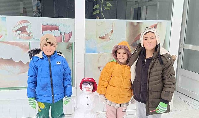 Diyadin'de çocuklar karın tadını kardan adam yaparak çıkardı