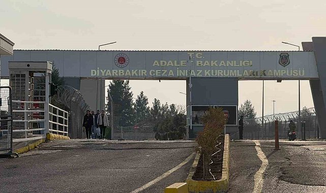 Diyarbakır'da 11'inci yargı paketi heyecanı: Aileler cezaevi önünde toplandı
