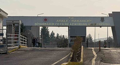 Diyarbakır'da 11'inci yargı paketi heyecanı: Aileler cezaevi önünde toplandı