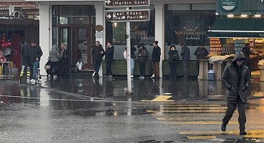 Diyarbakır'da aniden bastıran yağmur hayatı felç etti