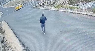 Diyarbakır'da iki ticari taksinin çarpıştığı kaza anı güvenlik kamerasına yansıdı