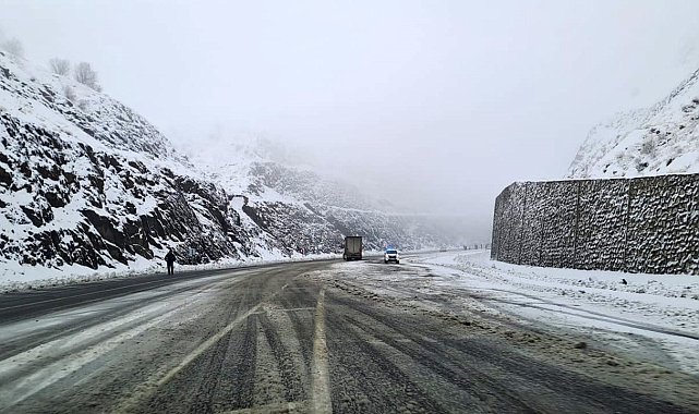 Diyarbakır'da kar yağışı etkili oldu, bazı araçlar yolda kaldı