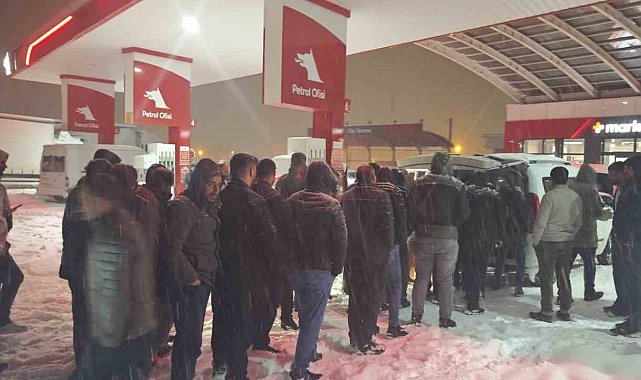 Diyarbakır'da karda mahsur kalanlara sıcak çorba desteği