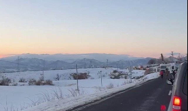 Diyarbakır'da tır devrildi, yol ulaşıma kapandı