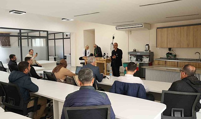 Diyarbakır'ın 57 yıllık kuyumculuk hafızası olan zanaatkar, öğretmenlerle buluştu