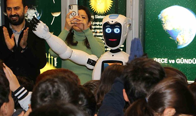 Diyarbakırlı öğrenciler atık malzemelerden robot yaptı