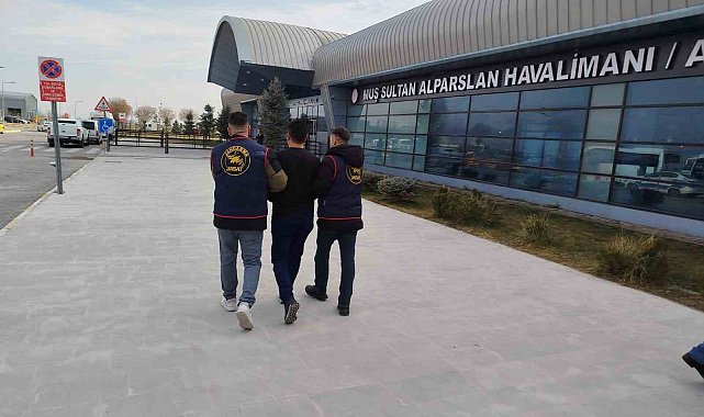 Dolandırıcılık hükümlüsü havalimanında yakalandı