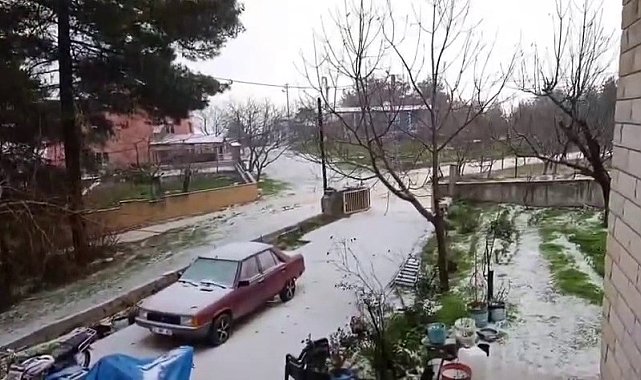 Dolu yağışı beyaza bürüdü