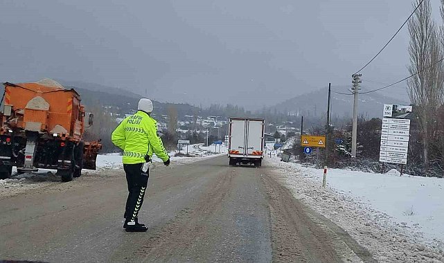 Domaniç'te mevsimin ilk karı etkili oldu
