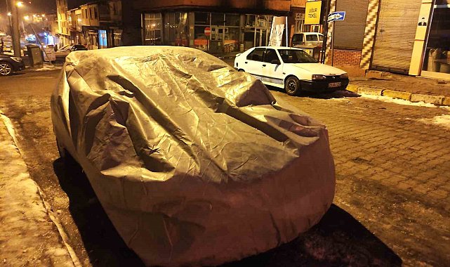 Dondurucu soğuklara karşı araçlar battaniye ve brandayla korunuyor
