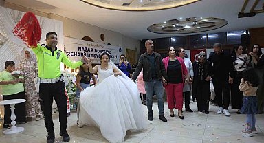 Down sendromlu Ezgi'nin düğün hayali gerçek oldu, mutluluğuna ortak olan polisler yürekleri ısıttı