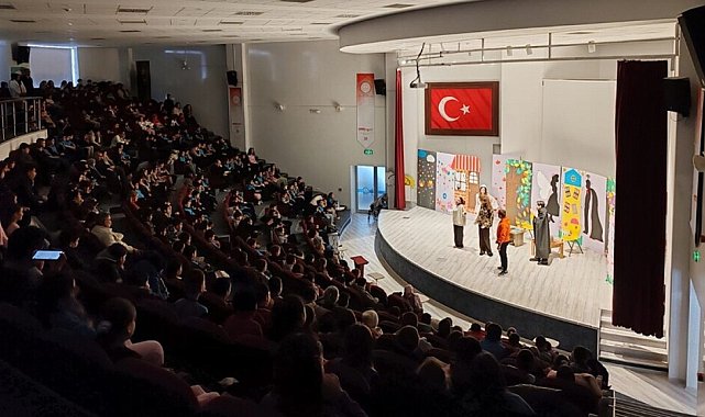 DPÜ Eğitim Fakültesi öğrencilerinden beğeni toplayan tiyatro gösterimi