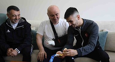 Dünya şampiyonu milli karateci Şamdan'dan Başkan Bıyık'a "madalyalı" ziyaret