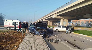 Dur levhasına uymadı, kavşakta kaza: 1 yaralı