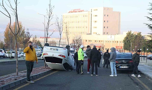 Duran araca çarpıp takla attı: 1 yaralı