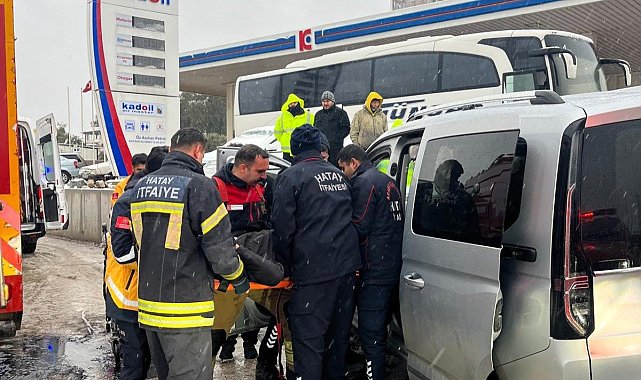 Duvara çarpan hafif ticari aracın sürücüsü yaralandı