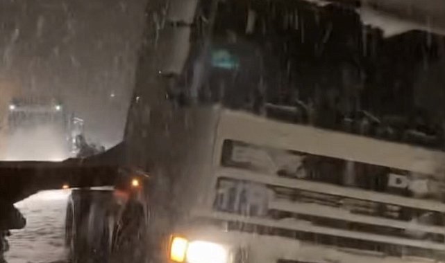 Düzce'de geçiş güzergahlarında tırlar makasladı, yollar kısmen kapandı