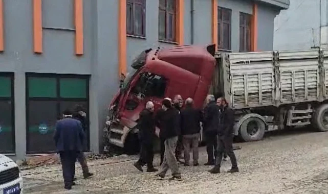 Düzce'de freni boşalan Tır markete girdi!