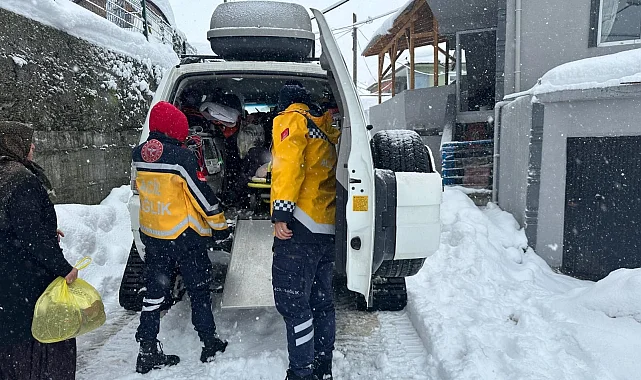 Düzce'de kar paletli ambulansla zorlu kurtarma