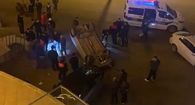 Düzce'de otomobil binaya çarpıp devrildi: 2 yaralı!